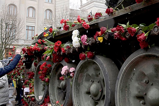 Провокация с подбитым российским танком возмутила жителей Берлина: с него сорвали флаг Украины и украсили цветами