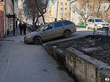 «Я паркуюсь как»: автохамы играют в царя горы и захватывают тротуары возле церквей