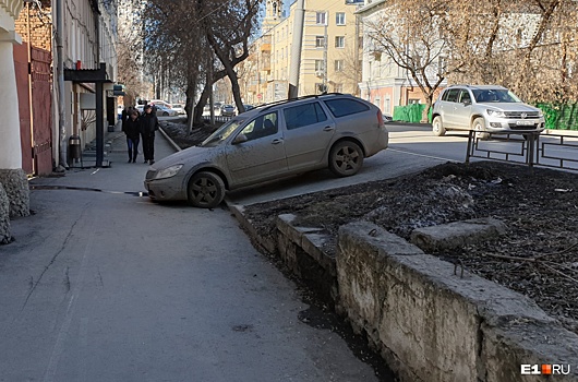 «Я паркуюсь как»: автохамы играют в царя горы и захватывают тротуары возле церквей