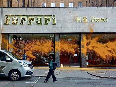 Экоактивисты облили краской автосалоны Ferrari и Bentley в Лондоне – СМИ