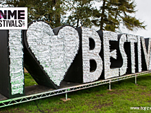 На территории проведения фестиваля Bestival вновь устанавливают сцену