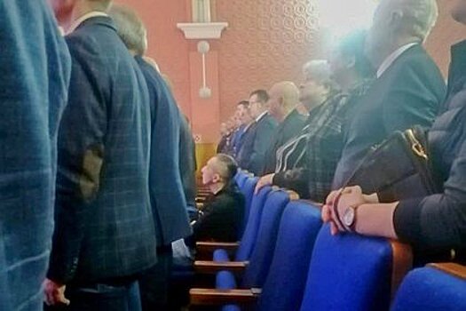 Депутат отказался встать во время исполнения гимна России из-за тренировки