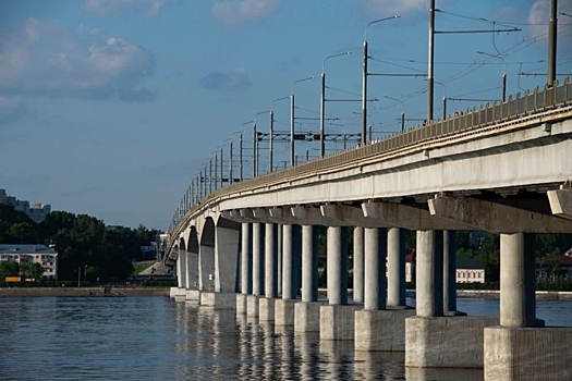 Костромские водители требуют решить проблему с асфальтом на волжском мосту