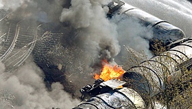 В США загорелся перевозивший топливо поезд