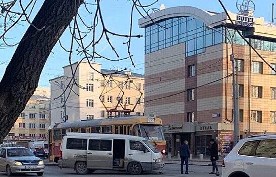 Из-за ДТП минивэна и трамвая в Екатеринбурге встало движение