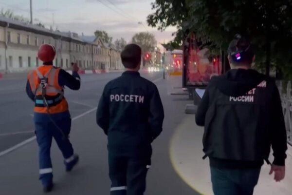 Девочка попала в больницу из-за удара током на остановке в Петербурге