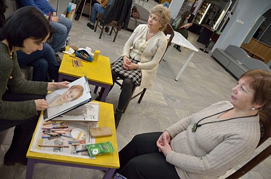 В клубе "Атом" художники нарисовали портреты для всех желающих