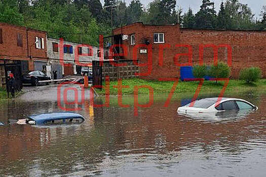 В Москве на видео сняли затопленные до крыши автомобили