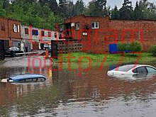 В Москве на видео сняли затопленные до крыши автомобили