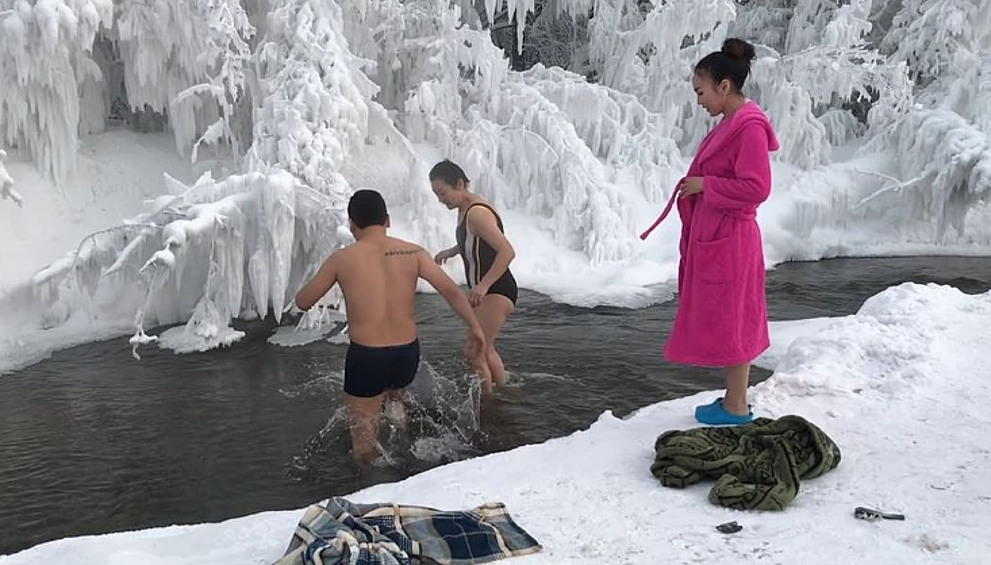 Однако крещенские купания не отменены. Несмотря на мороз, люди купаются в открытых водоемах.