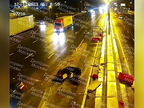 Автомобиль влетел в ограждения дорожных работ на 29-м км МКАД, движение затруднено