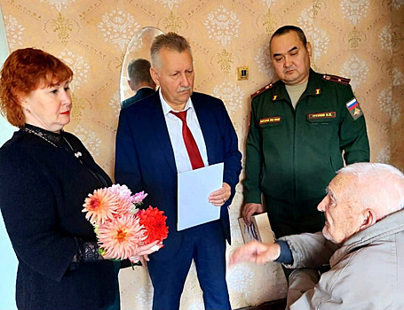 Глава курганского округа Язовских поздравил ветерана ВОВ со столетием