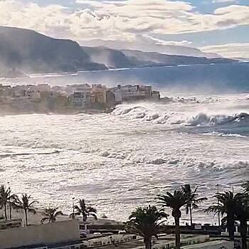 Гигантские волны на побережье Европы смыли людей в море и унесли несколько жизней