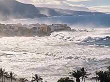 Гигантские волны на побережье Европы смыли людей в море и унесли несколько жизней