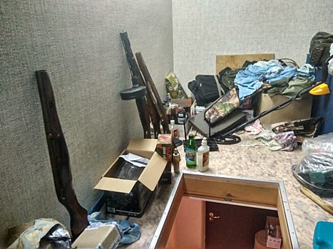 В Свердловской области сотрудники ФСБ и МВД изъяли у мужчины 37 пистолетов и автоматов