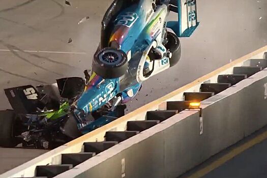 После столкновения с круговым машина лидера гонки IndyCar взмыла в воздух и перевернулась