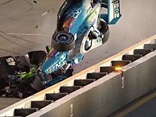 После столкновения с круговым машина лидера гонки IndyCar взмыла в воздух и перевернулась