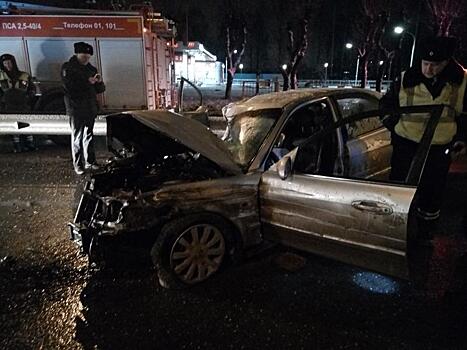 В Кирове Hyundai влетел в отбойник: водителя вырезали специнструментом