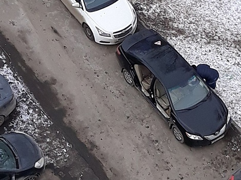 «"Весёлое" утро»: в центре Челябинска с иномарки сняли все двери