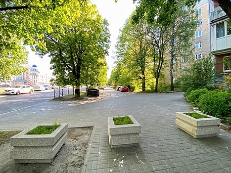 В центре Калининграда начали закрывать народную парковку на тротуаре