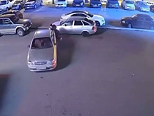 Мужчина руками остановил машину, сорвавшуюся с тормозов