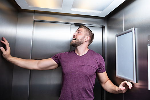 Эксперт объяснил, почему нельзя самому выбираться из застрявшего лифта