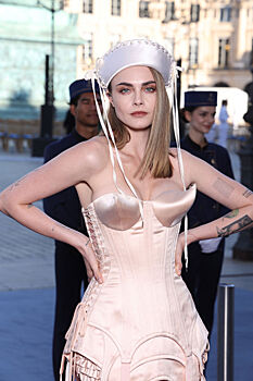 Бюст с рогами: Кара Делевинь в оригинальном платье на открытии выставки Vogue World: Paris