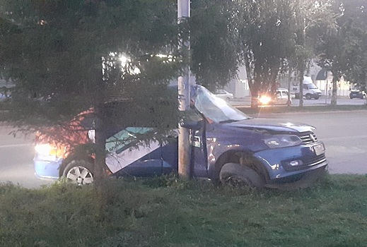 Под Новосибирском водитель арендованного VW Polo врезался в столб