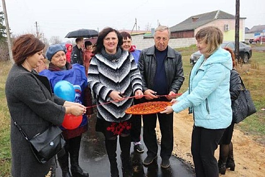Кусок асфальтовой дорожки торжественно открыли в Тамбовской области с красной лентой