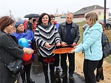 Кусок асфальтовой дорожки торжественно открыли в Тамбовской области с красной лентой