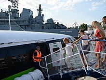 Пассажиров "Кометы" в Ялте встретили хлебом и солью