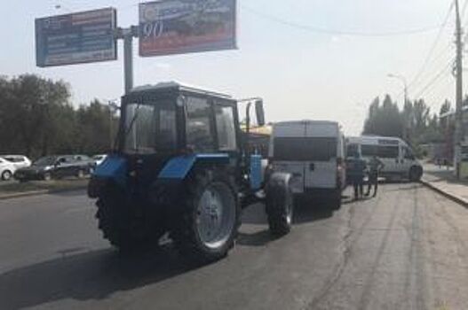 В Волгограде трактор протаранил маршрутку, пострадал 2-летний ребенок