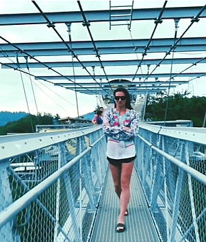 Елена Исинбаева прошла по самому длинному подвесному пешеходному мосту в мире