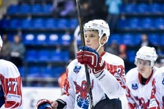 Красноярский хоккеист мощным броском шайбы разбил стекло во время матча