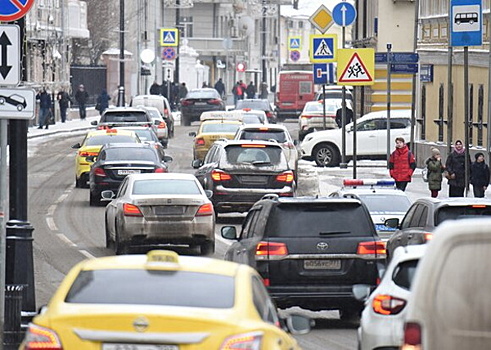 Свыше 7 млн рублей похитили из стоящей в пробке машины в Москве