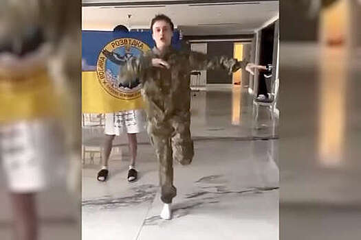 Блогера Некоглая призвали выдворить с Украины за танец в форме военной разведки