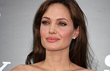 «Другой» нос и пухлые щеки: как выглядела Анджелина Джоли 25 лет назад