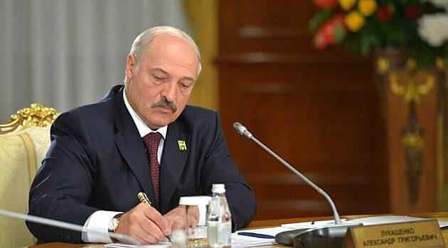 Александр Лукашенко лишил отдавшего службе 29 лет военного звания из-за «грехов» сына