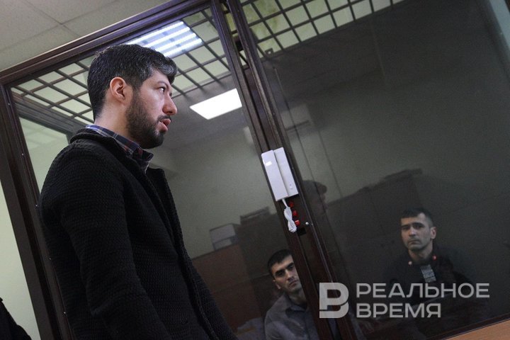 Суд Казани посадил мигрантов из Таджикистана за осквернение фасада КФУ