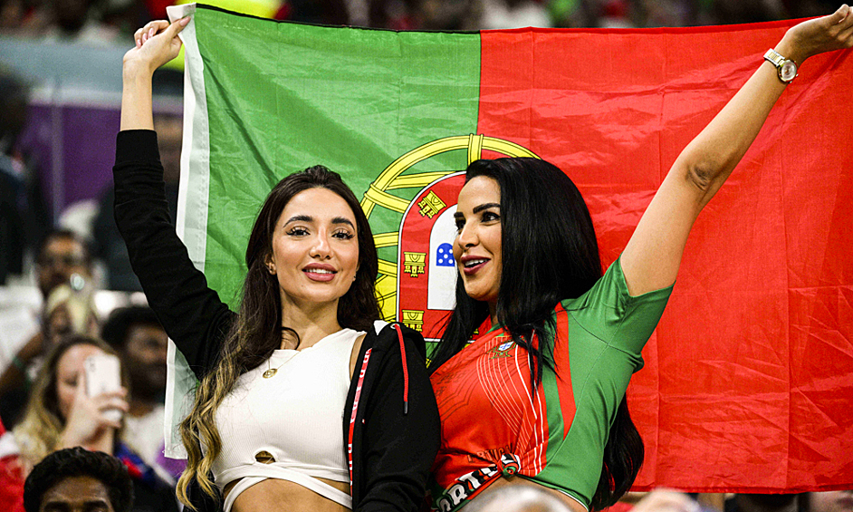 Болельщицы из Португалии на матче Чемпионата мира по футболу между сборными Португалии и Уругвая