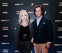 Нордическая блондинка Пугачева под руку с Галкиным и другие звезды на премьере «Вертинского»