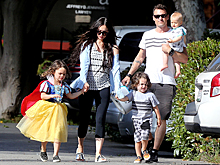 Сын Меган Фокс надел девичье платье на праздник