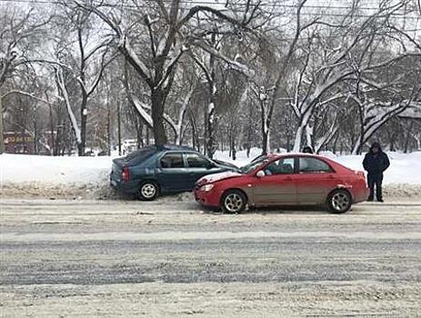 На ул. Рыльской не разъехались Renault и KIA, пострадал один человек