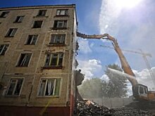 На детские площадки Петербурга завезли черный песок