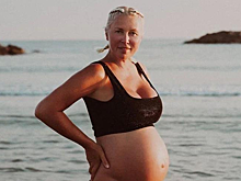 Беременная Рагозина полностью обнажилась на пляже