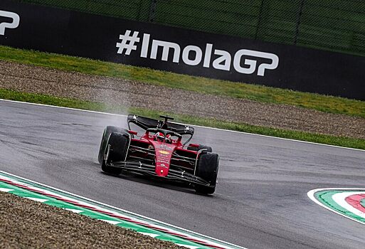 Ferrari впереди в дождевой первой тренировке Формулы 1 в Имоле