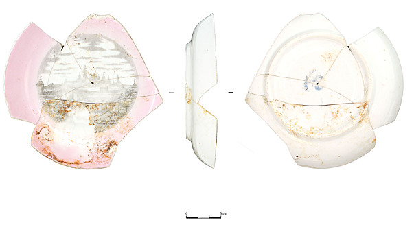 Археологи отреставрировали уникальные фарфоровые чайные пары с изображением Троице-Сергиевой Лавры