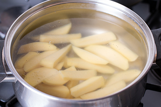 Почему не нужно выливать воду после варки картошки