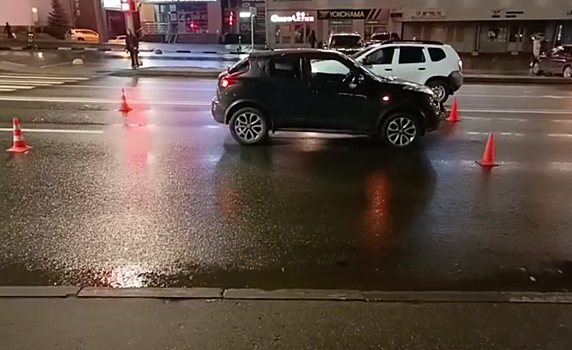 Автомобиль влетел в двух пешеходов на переходе в Нижнем Новгороде