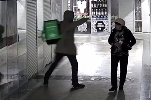 Ударившего пенсионерку курьера уволили работодатели